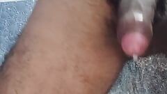 Chico indio masturbándose en cuarto de baño