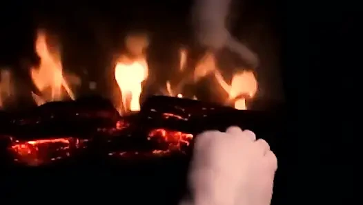 Cewek sange ini menghangatkan kakiku di atas api sampai kontol dan pelermu berkeringat!