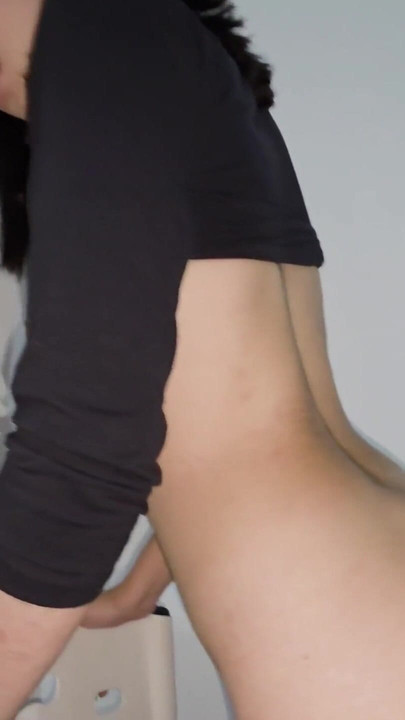 Detik yang menyeronokkan dari "Punggung dan cantik, Laura ditemui melancap dalam skirt merah seksi dan skirt merah jambu! Terima"