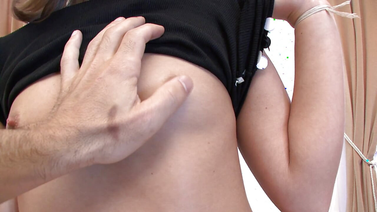 בחורה רזה רוכבת על זין ענק על הספה ואז מוצצת זרע מהקצה