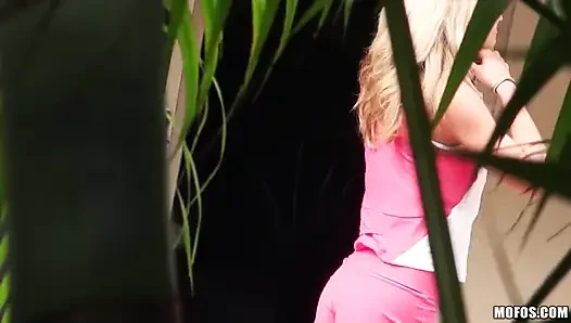 Mofos - seksi sarışın mücevher Jensen Levi Cash'i kamerayla sikerken yakaladı ve yarağına binmek için onu içeri sürükledi