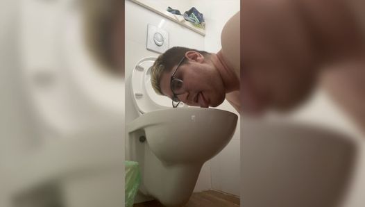 22 anos, garoto lambe um assento do banheiro e brinca com a água do banheiro