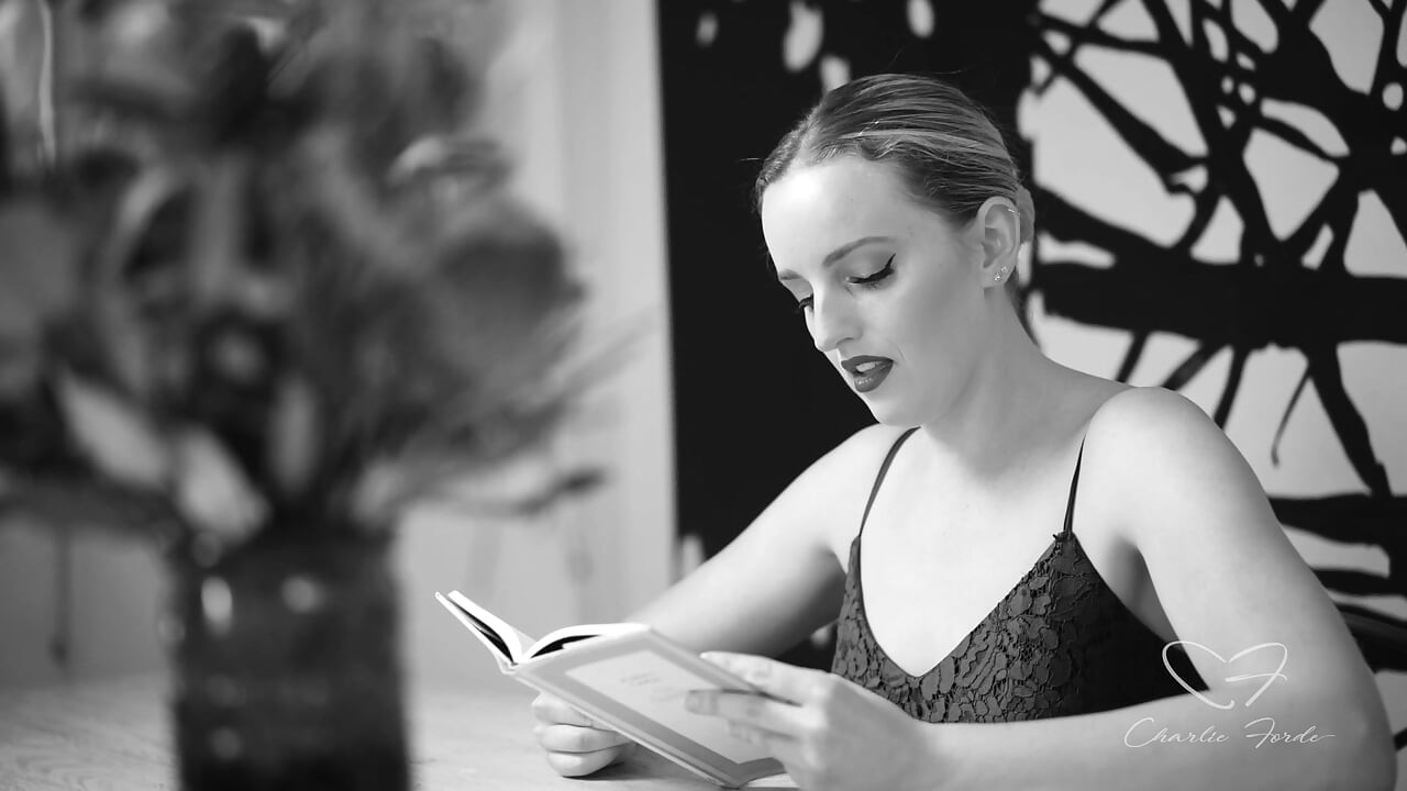 Ode Ke Kesusasteraan Histerikal Yang Menampilkan Charlie Forde, Amber Moore