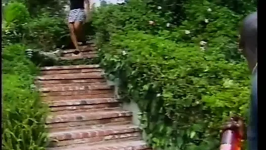 Küçük zenci porno yıldızı açık havada seks için eteğini kolayca çıkarıyor