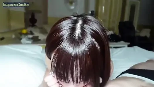 Gülümseyen minik yumuşak göğüslü güzellik, arzu sınırdan kayar ve dağınık bir kremli turta görünümüne dönüşür