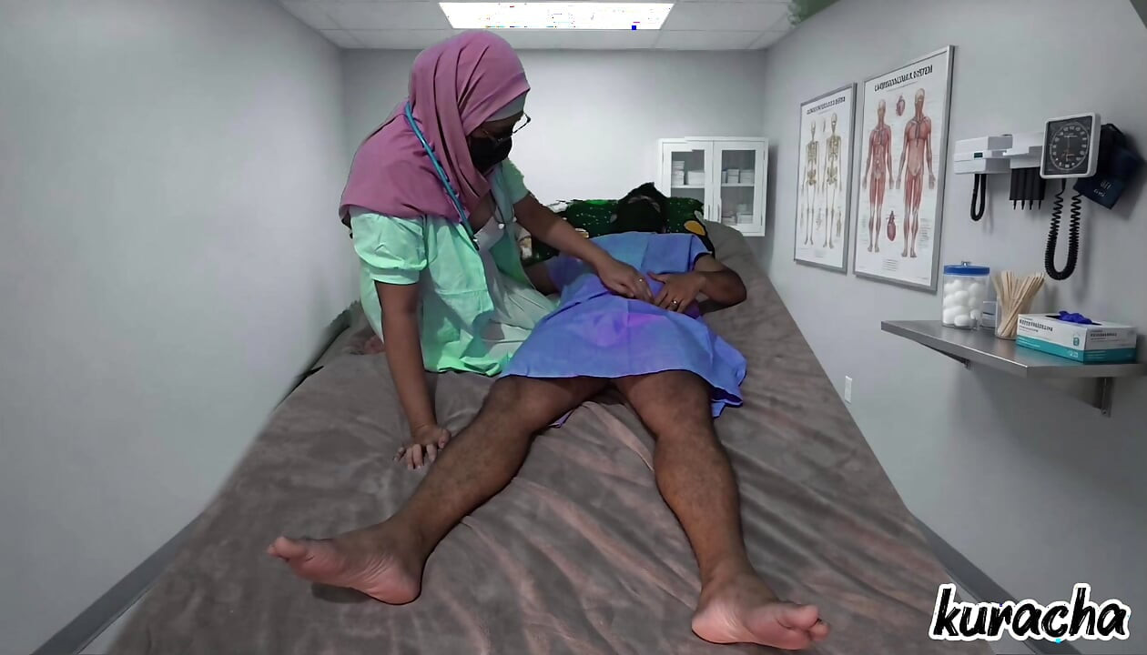 Rogi se chudaee karne ke lie ledi dktar ka nakli chekap