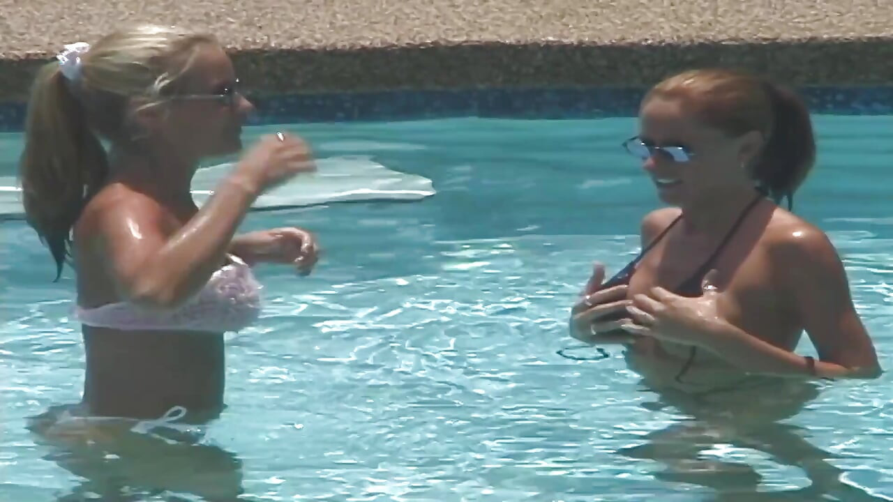 Două prietene cu țâțe mari se fut goale la casa prietenilor