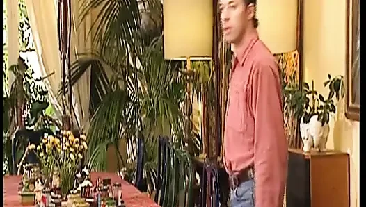 Pembantu hotel noughty suka ngentot sama tamu pria mereka yang lagi sange satu sama lain!