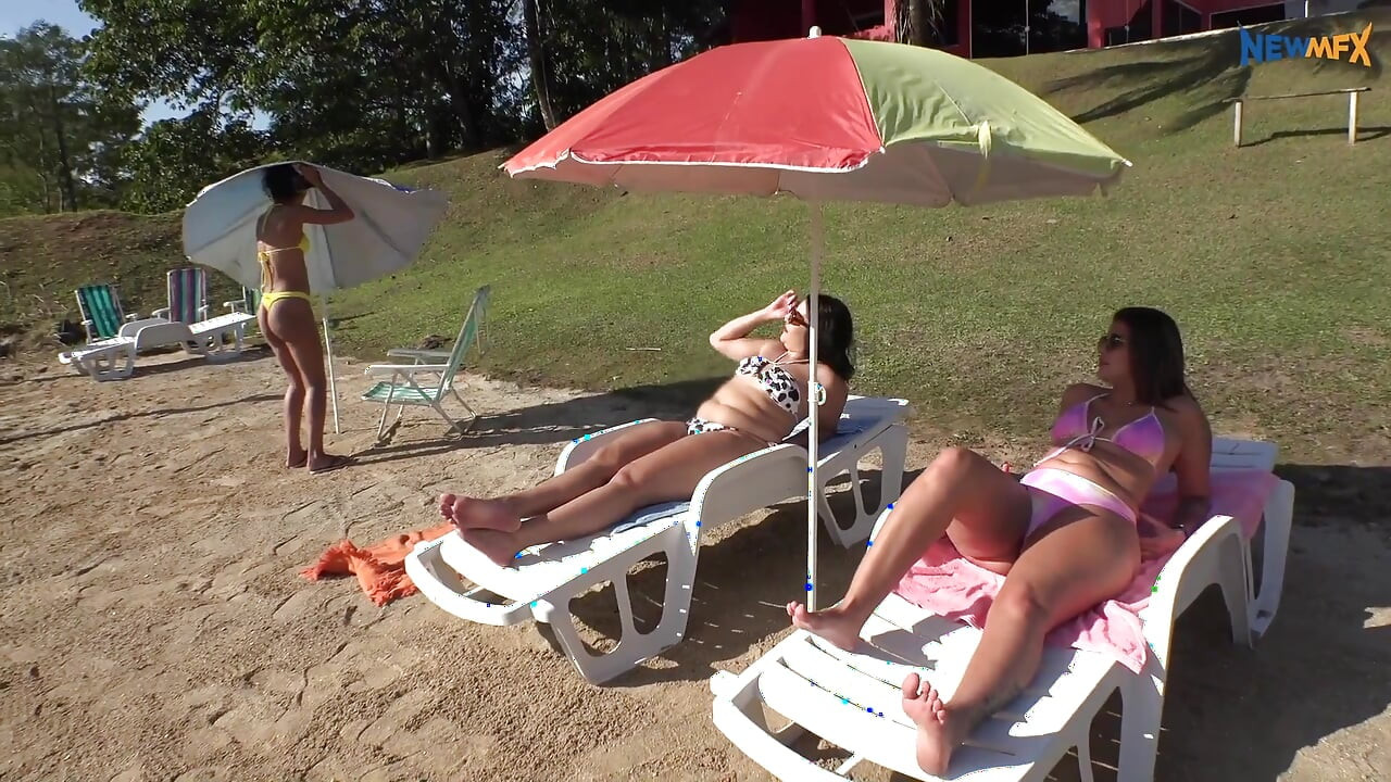 Lesbian Asslick on the Beach