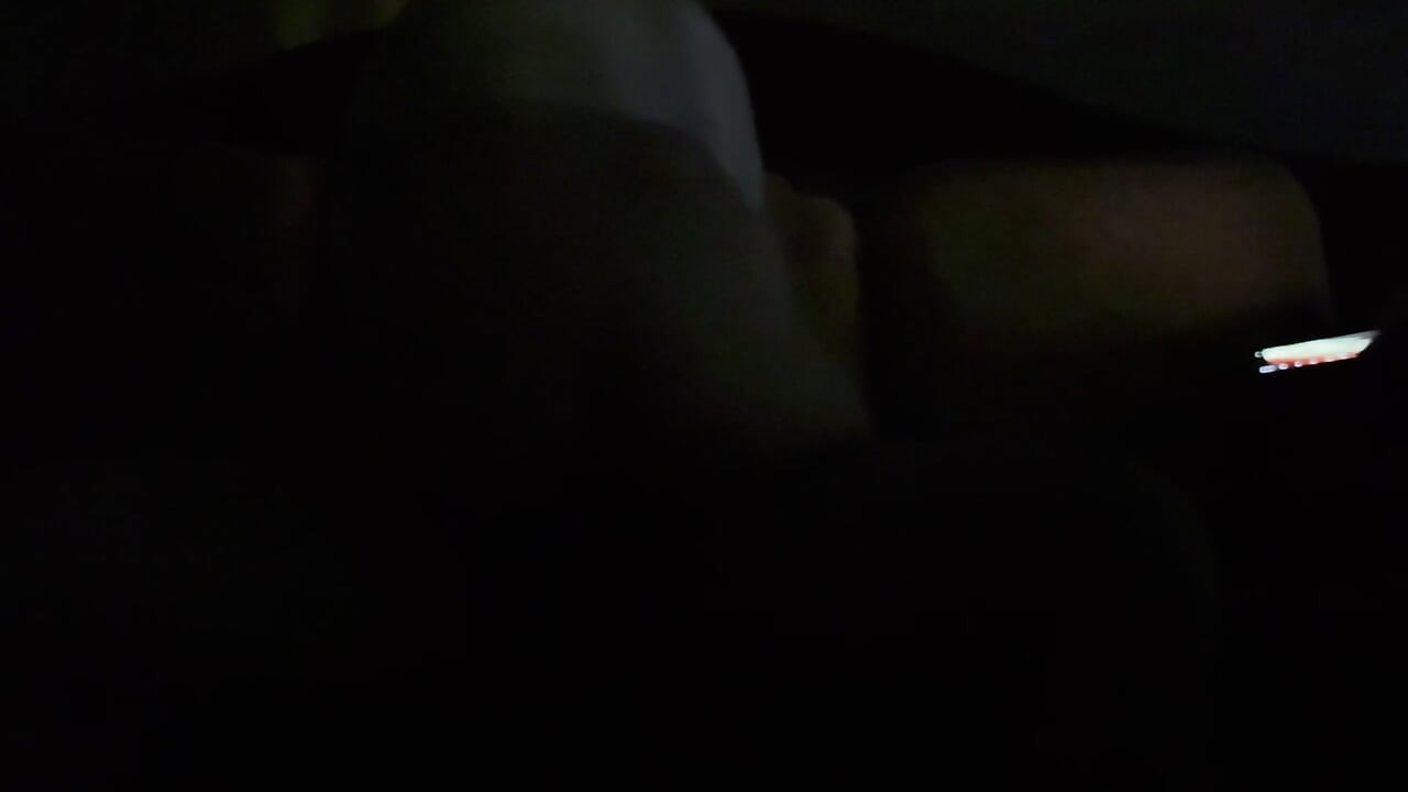 Nós fodemos em um quarto escuro enquanto eles estavam comemorando o Ano Novo lá em baixo