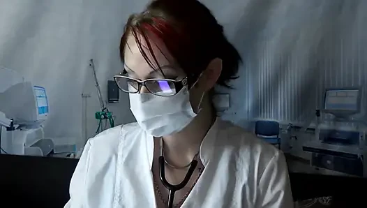 Doktor tıbbi maske ve eldivenle yiyor