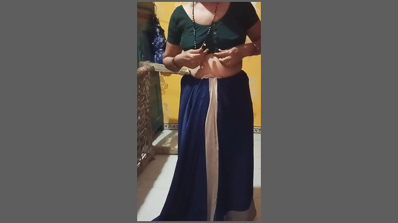 Sonal bhabi apni sadi dhire dhire nikalti hai
