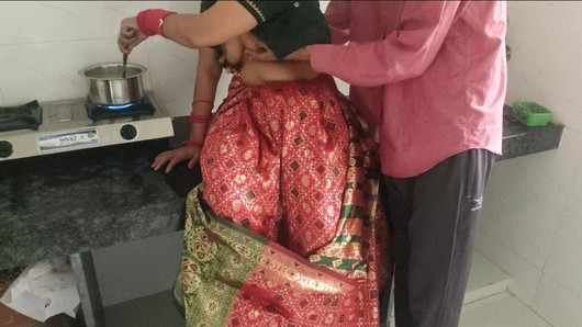 Awek yang tidak berpuas hati bercurang dan dikongkek keras dengan jiran di platform dapur