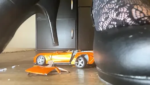 Crushed Dreams: Bella Blast Pantat Raksasa Vs Mobil Sport Oranye