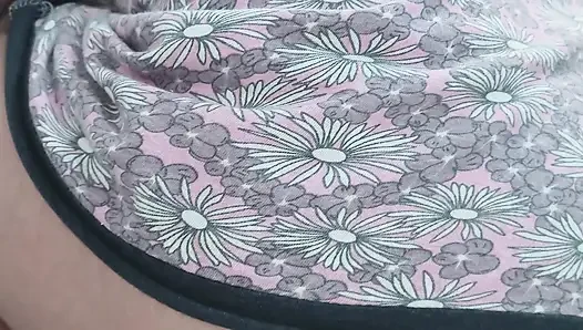 Orta yaşlı seksi kadın külotsuz bir kaloriferi boyar.