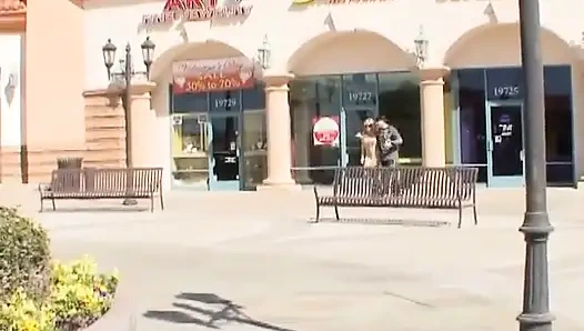 Cewek pirang yang menawan dijemput dan dientot