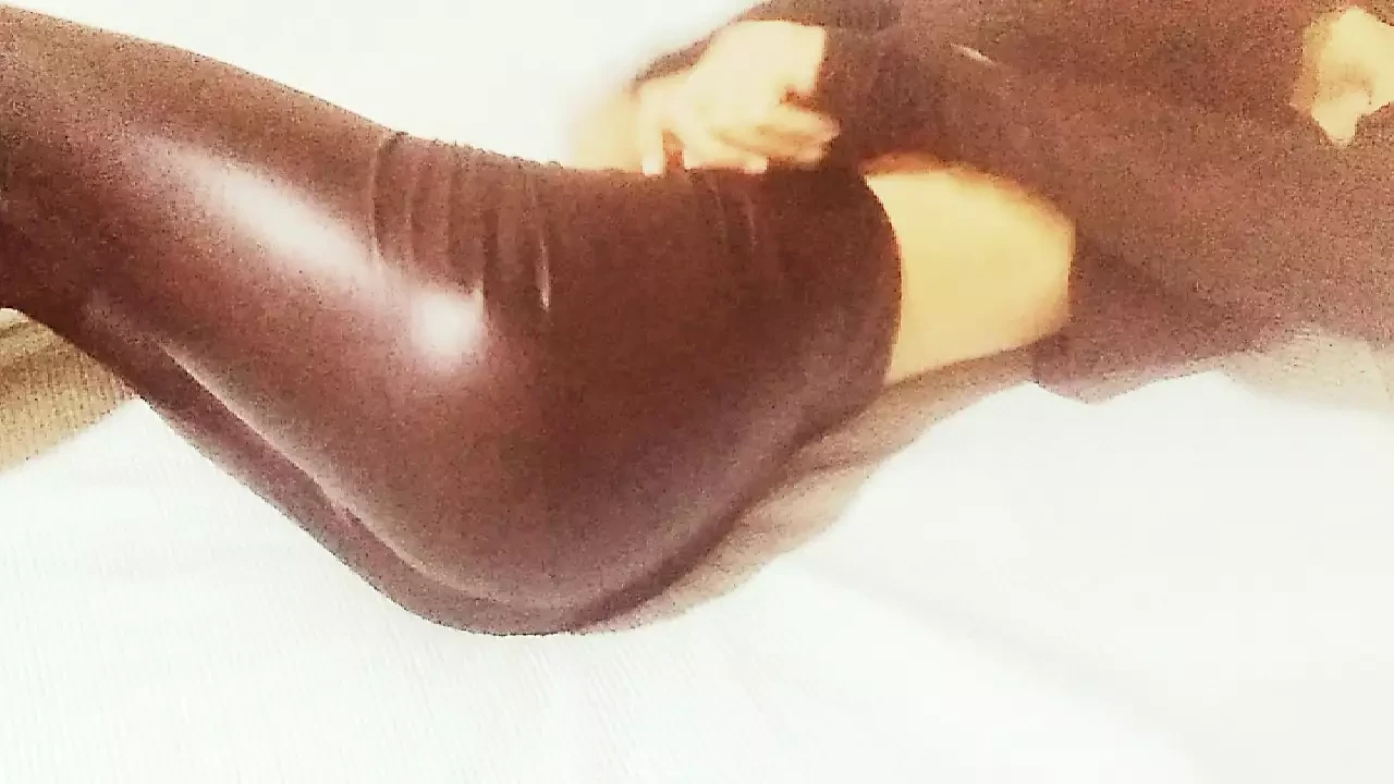 一个穿着性感皮裤的漂亮处女屁股展示shis的魅力，并准备很快张开她的洞并释放它。