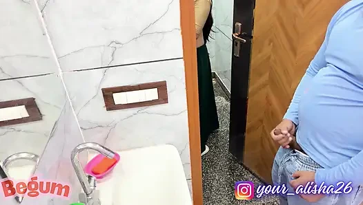 Alisha Bhabhi Aayi Kapde Badalne aur Chudgayi Tharki Ladke Se