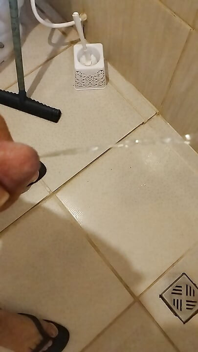 Urine falling in slow motion impresses