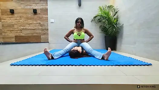 Lebian lagi asik dudukin dada - lebian dengan kaki dan otot yang kuat lagi asik