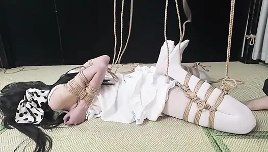 Xr24-ein mädchen, das weiße kleidung und weiße strümpfe trug, wurde aufgehängt und bondage kitzelte