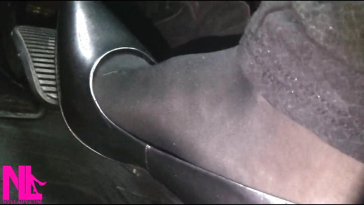 Revvieren und Fahren in schwarzer strumpfhose und grauen high heels