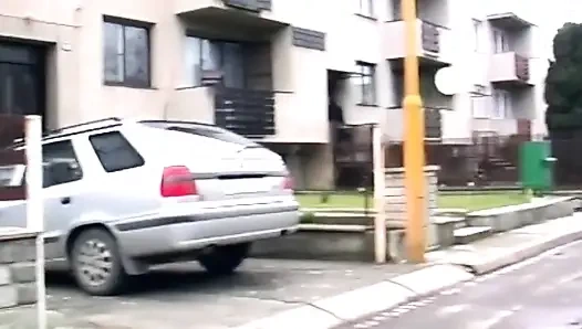 Olgun sürtük açık havada götünü yumruklayıp sırılsıklam işiyor