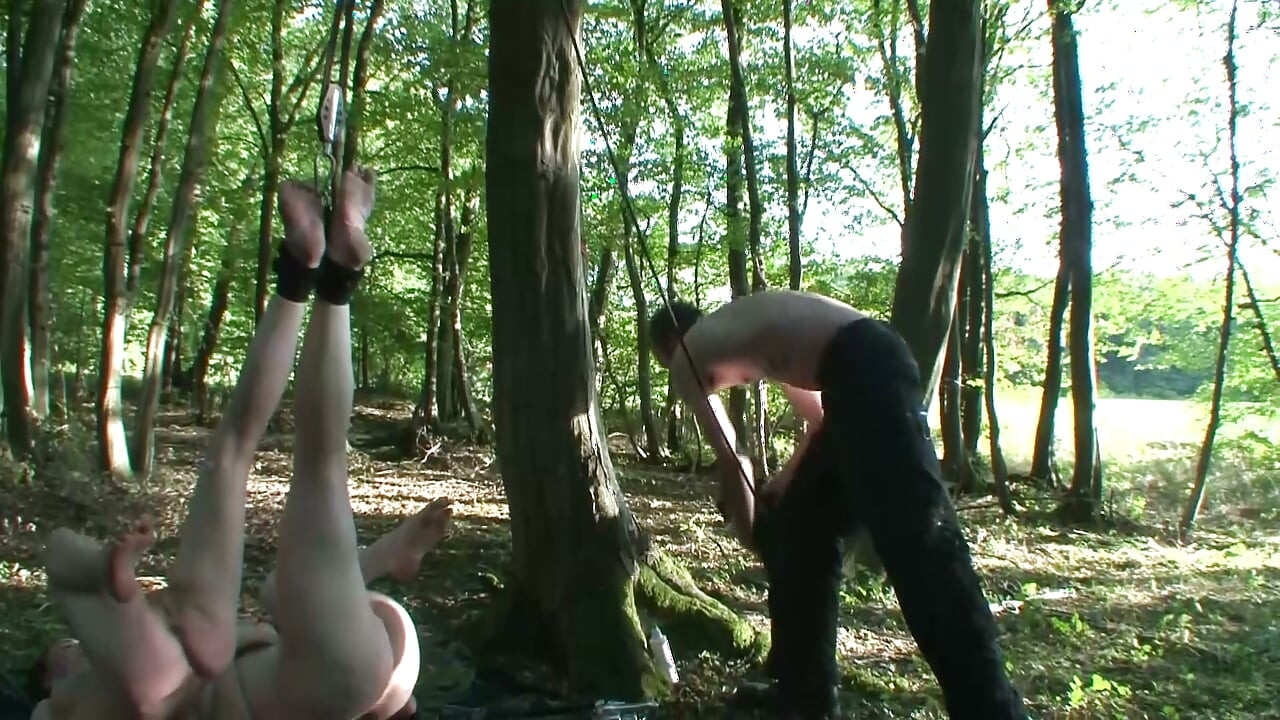 Označená a spoutaná venku – BDSM mučení na věži