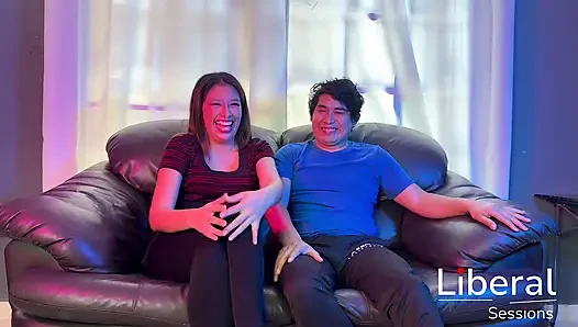 PASANGAN TEMAN MEMUASKAN FANTASI MEREKA UNTUK MELAKUKAN THREESOME