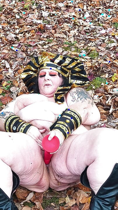 Fora fodendo o dedo nas folhas ela está estancando