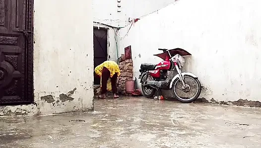 Barsaat ke mausam mein chute lagwane ka Apne maja hai barsat ke mausam mein gand Marne ka apna Maja