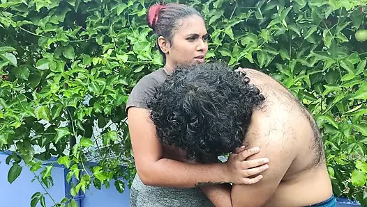 Açık havada teras yağmuru romantizmi göğüslerini emiyor ve göğüslerine basıyor