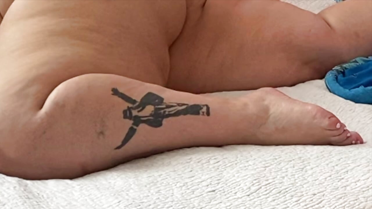 Married Wife loves hard dick down her ass hole in the morning.