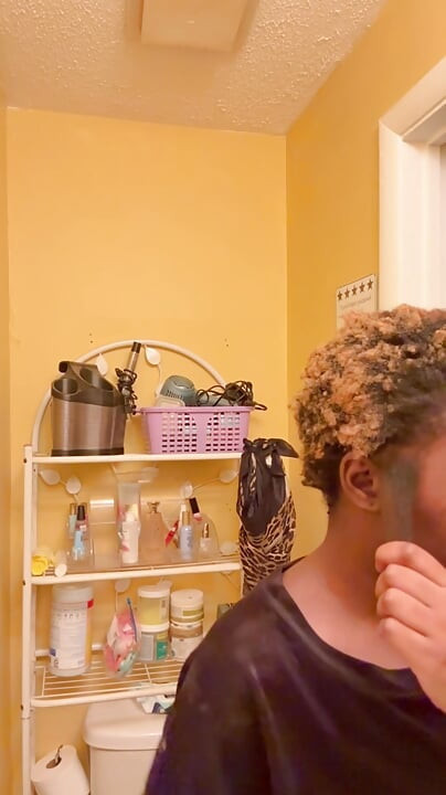 Vê-me a fazer o cabelo para um encontro - Loira sexy nua, rapariga negra ébano
