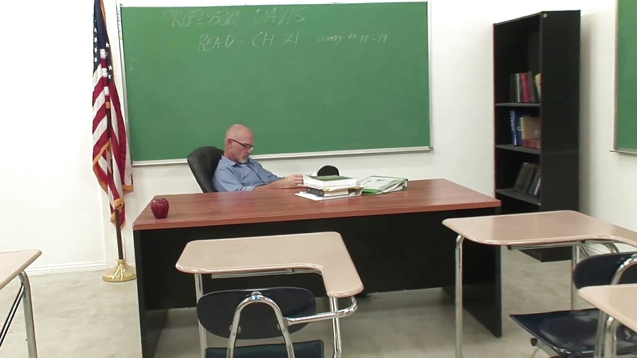 Morena Estudante Fodida Com força Pelo Professor Na Mesa De Aula