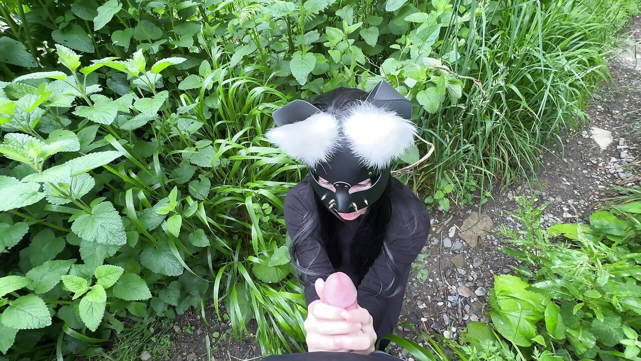 Ich habe einen fremden beim masturbieren erwischt und ihm einen leckeren Blowjob im Park gegeben.