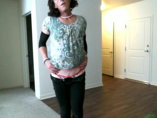 Транссексуалка пума знімає свої вузькі джинси