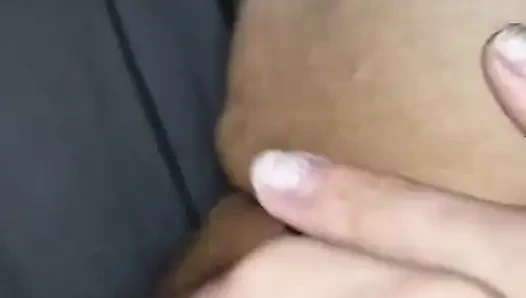 Aku fingering memekku sendiri. Memekku enak dan basah.