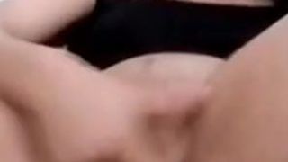 Сексуальная девушка Maria трахает пальцами ее тугую киску