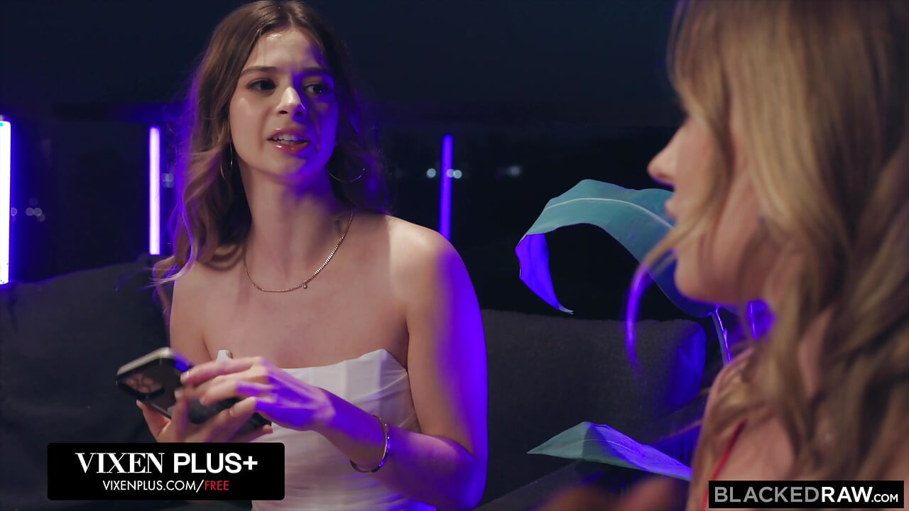 Blackedraw - la hermosa rubia Anna Claire Clouds comparte la bbc de su hombre con su mejor amiga Molly Little