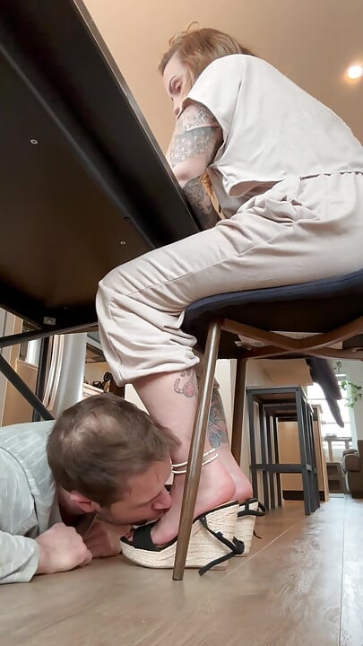 Bom garoto faz comigo - debaixo da minha cadeira o dia todo atendendo meus pés!