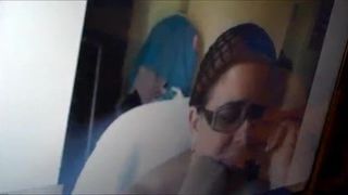 Milf si masturba con la figa bagnata con grandi tette in webcam