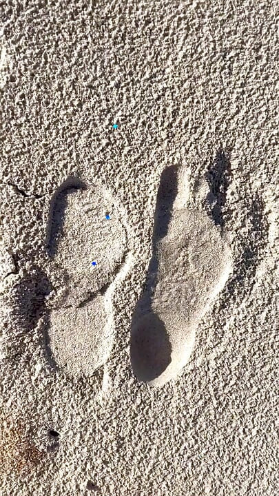 Membandingkan Saiz 16 Kaki Ke Cetakan Pasir Di Pantai
