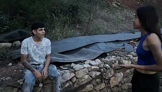 Persetubuhan kuat dengan orang asing dari jejaring sosial berakhir dengan mani muncrat yang kuat di dalam memekku.