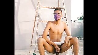 Seduto sulla parete e strofinando il cazzo per divertimento gay pakistano