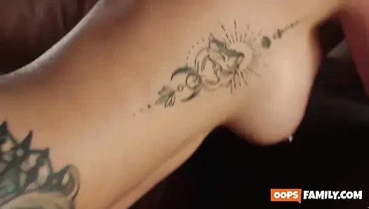 Meine versaute stiefschwester ist meine heißeste muse. Lass uns zusammen den heißesten porno erstellen!