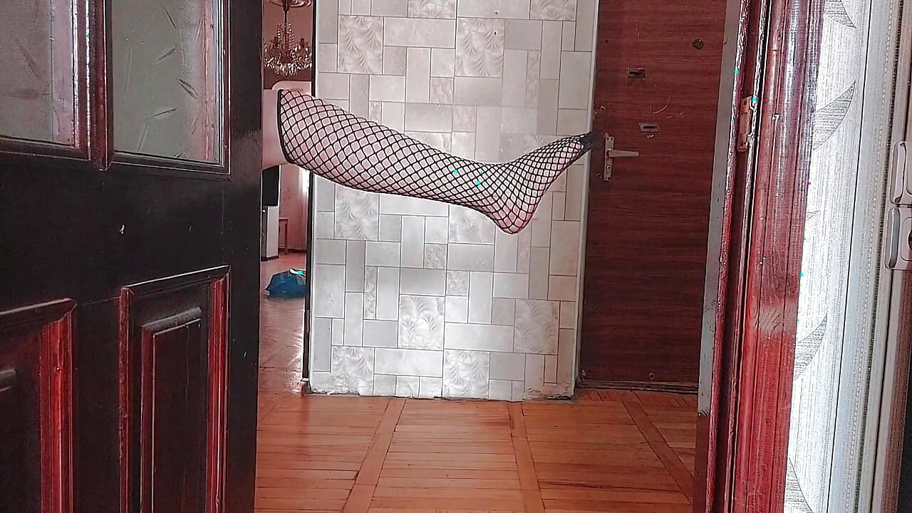 Prekrasna trans djevojka hoda u ružičastoj svilenoj haljini