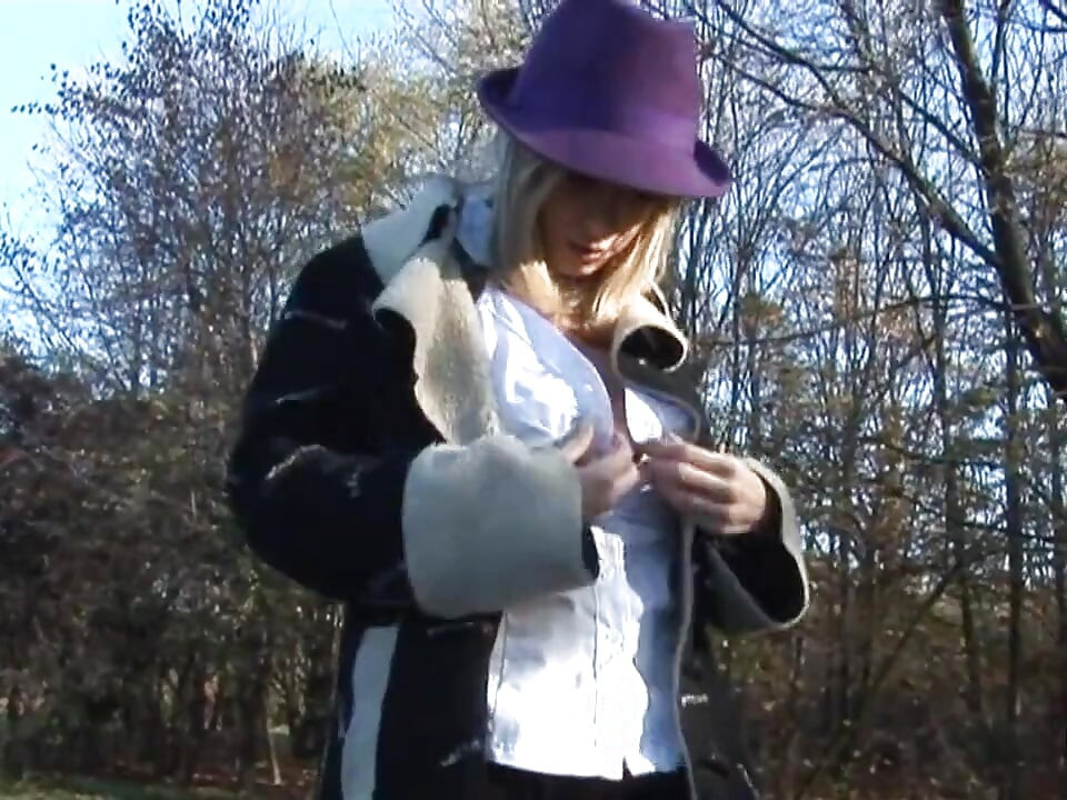 Natural tits blonde girl masturbation