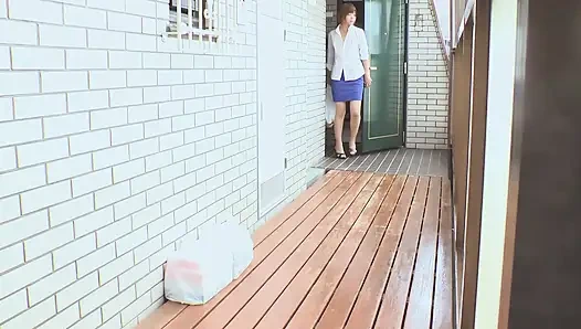 Sabah çöp öğütücüsü: eğlenceli sütyensiz komşu evli kadın - shino aoi