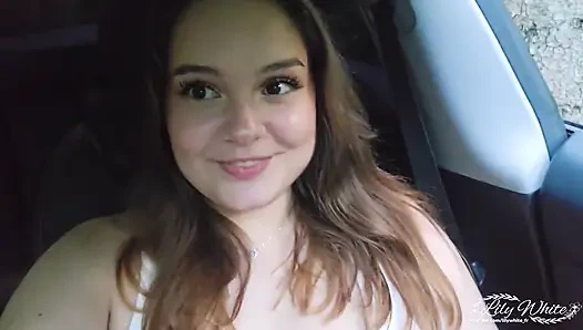 Ich warte in meinem auto, um von einem fremden im wald flachgelegt zu werden
